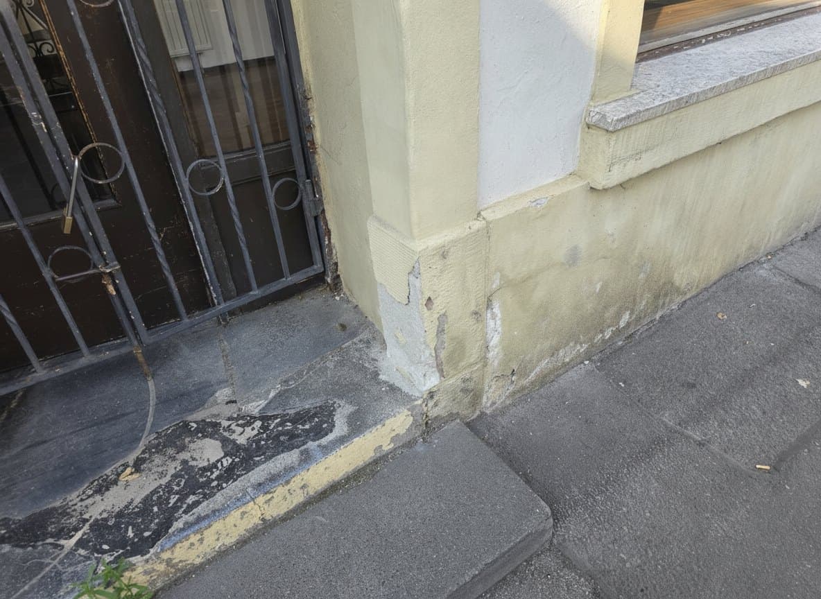 Olewig: Feuchteschaden am Wandsockel mit abplatzendem Putz vor der Trockenlegung