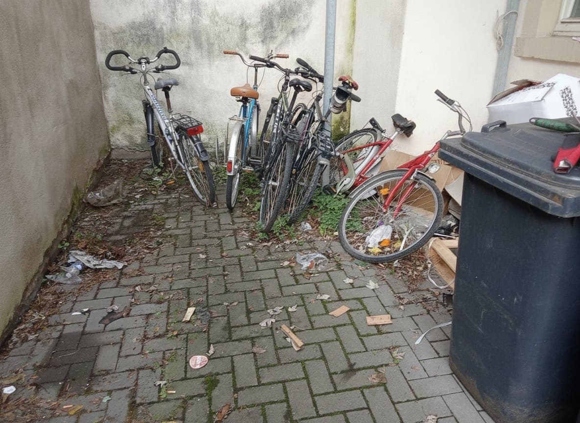 Ehrang: zugestellter Hinterhof mit Fahrrädern und Gerümpel vor der Entrümpelung
