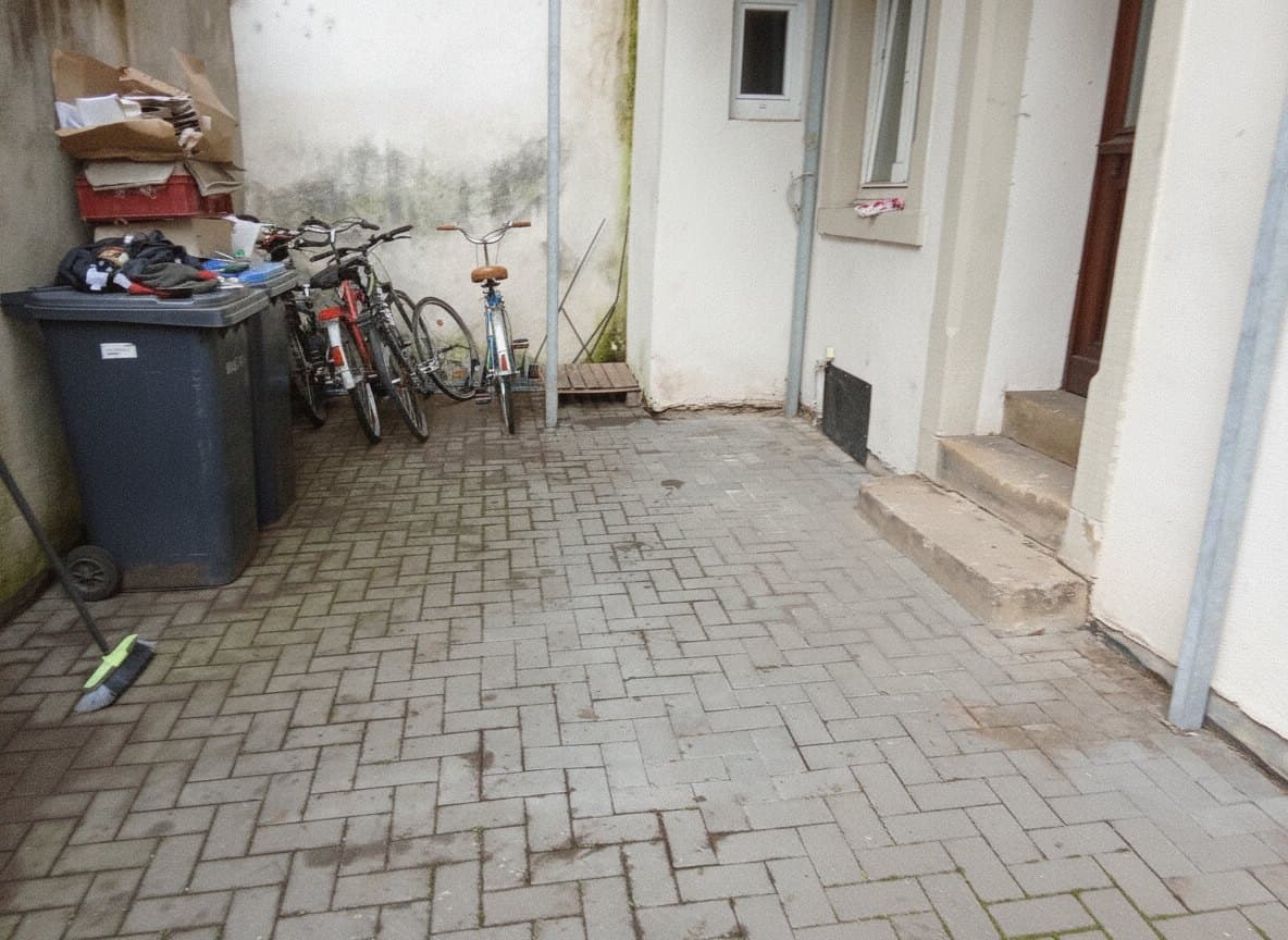 Ehrang: derselbe Hinterhof gefegt und aufgeräumt nach der Entrümpelung