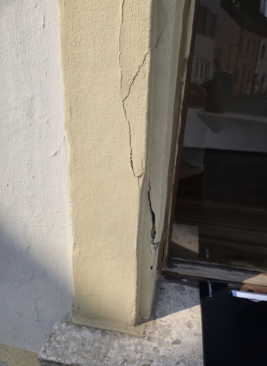 Riss in Putz und Mauerwerk an einer Hausecke vor der Sanierung