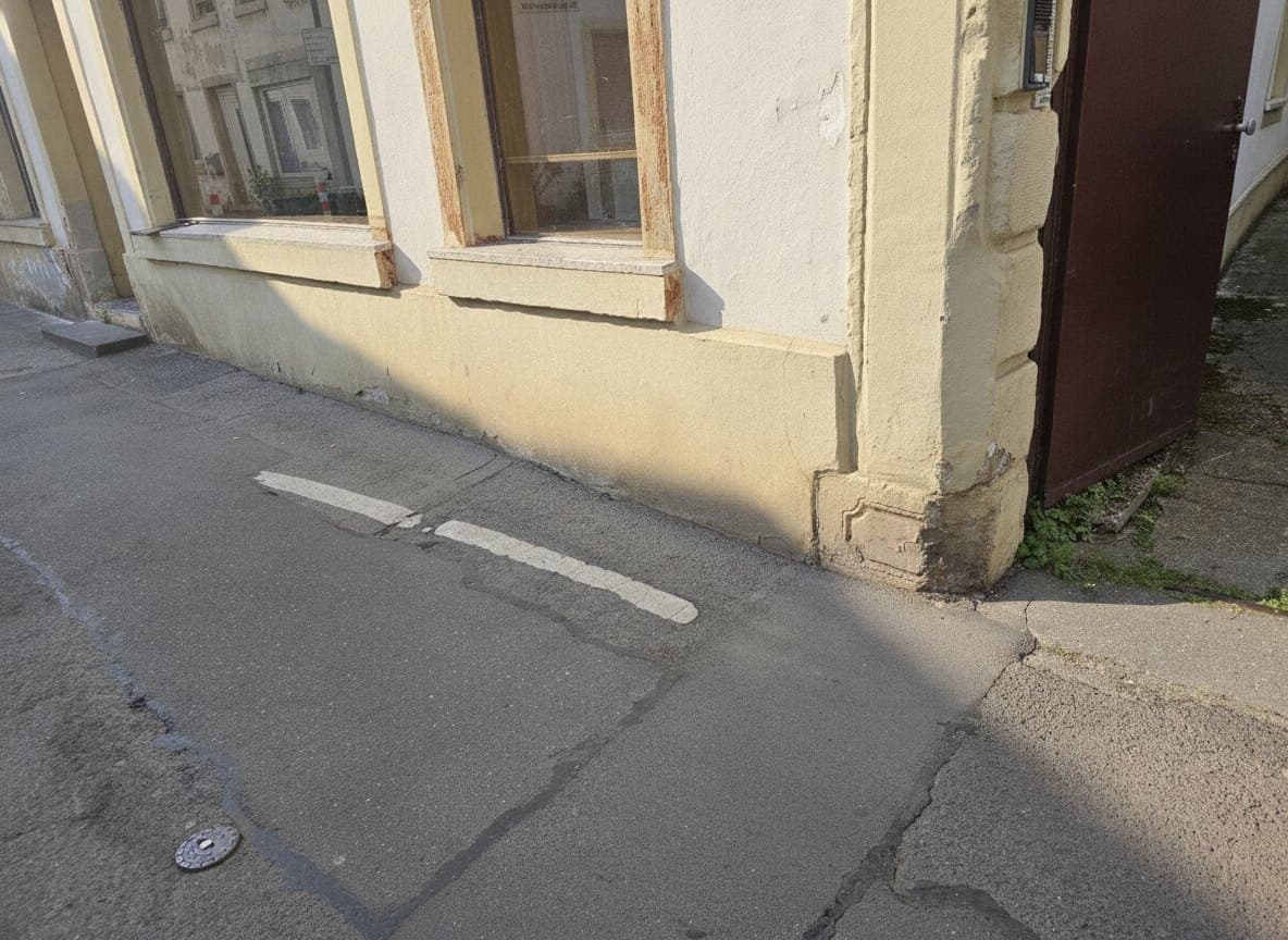 Altbaufassade und Gehweg in Trier, betreut durch den Hausmeisterservice
